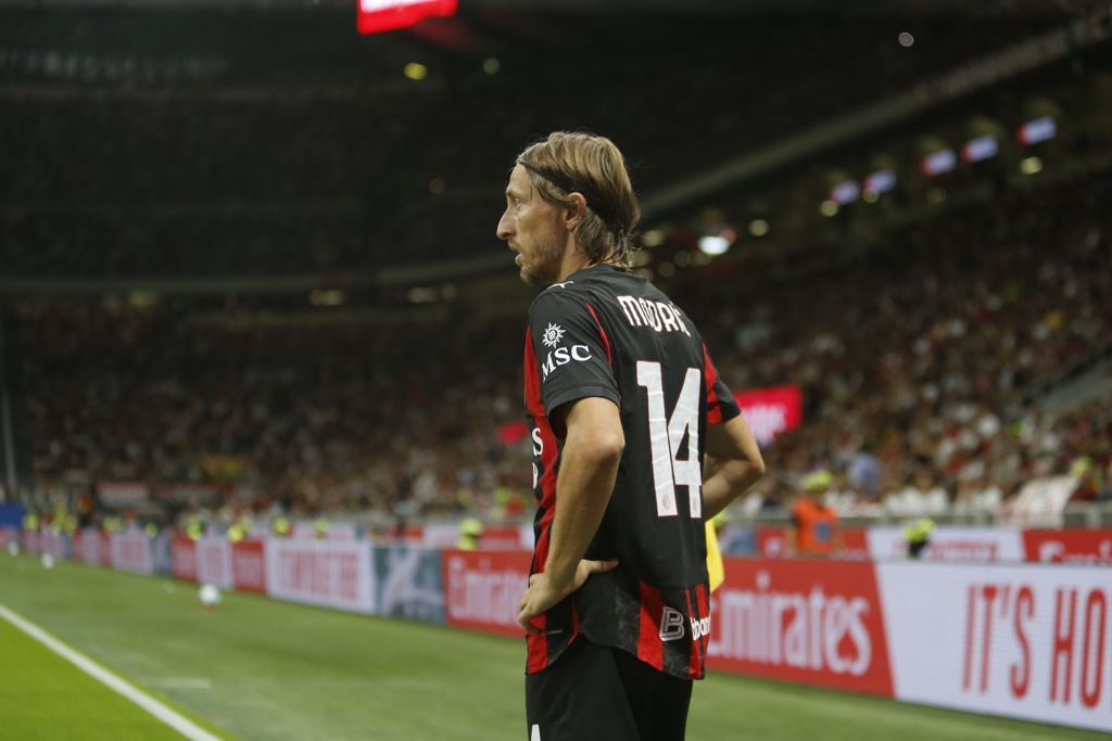 加利：魔笛热身时就在认真分析对手站位，球迷欢呼也没有让他分心